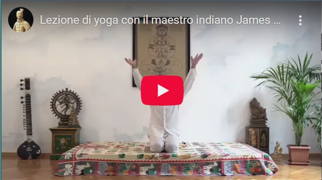 Lezione di yoga con il maestro indiano James Eruppakkattu
