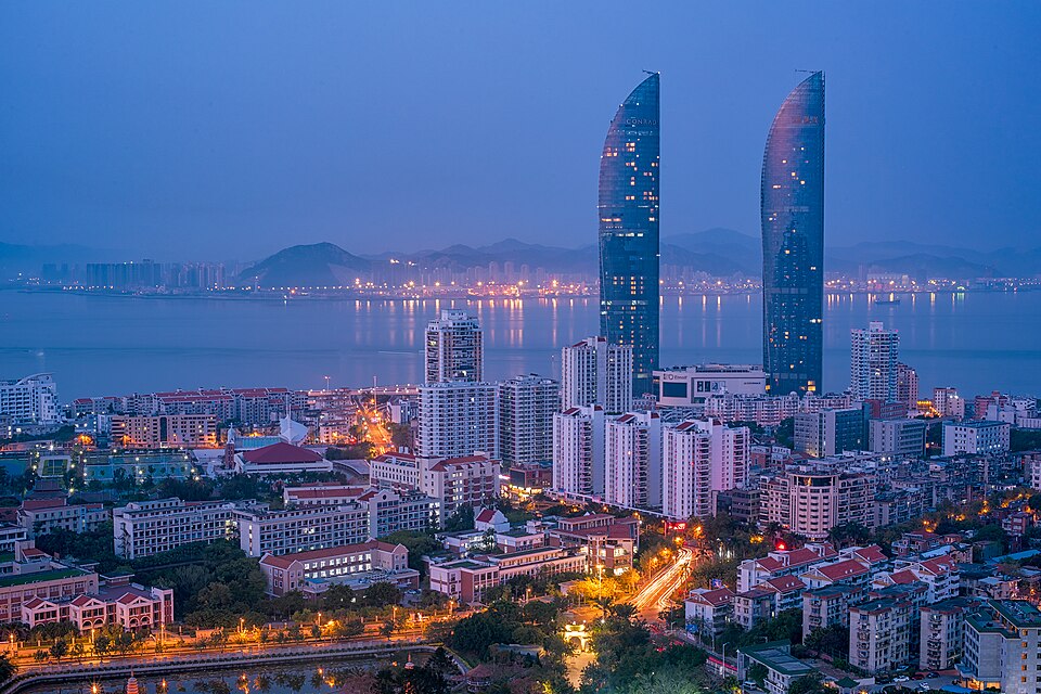 960px-Xiamen_night_cityscape_2018_-_Flickr_-_Jaykhuang Xiamen