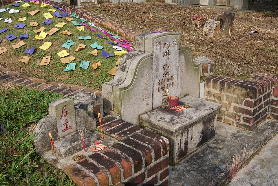 Carta colorata su una tomba durante la festa del Qingming, Singapore