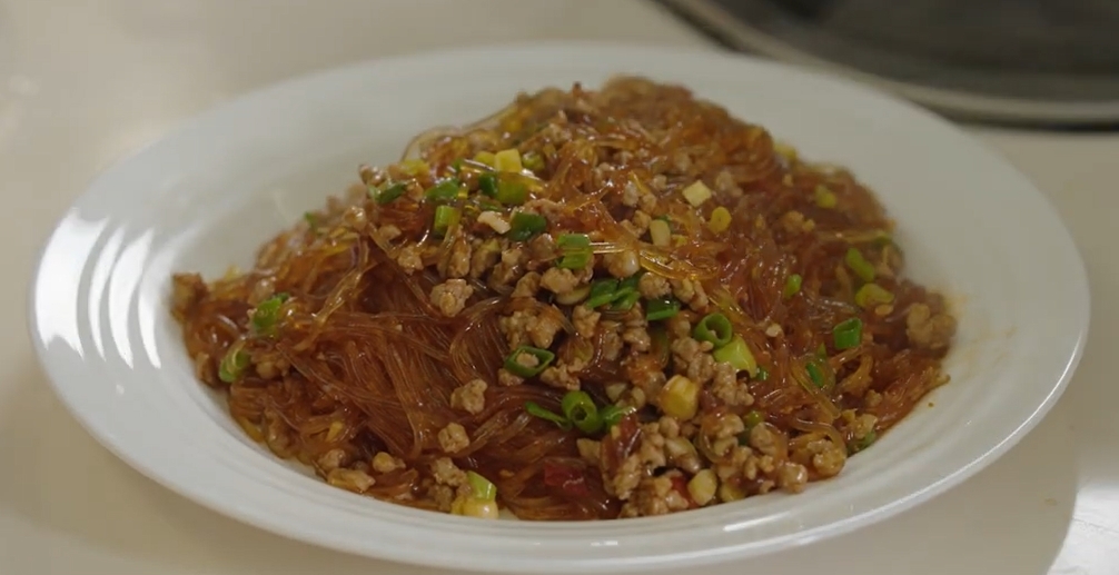 Le formiche che salgono sull'albero